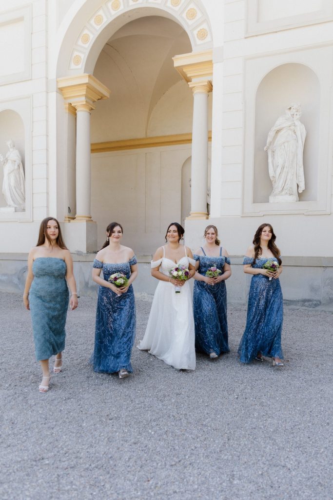Braut mit Brautjungfern bei Hochzeit am Schloss Schleißheim